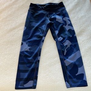 Athleta Ultimate Stash Pocket Blue Camo Capri Blue Leggings Womens